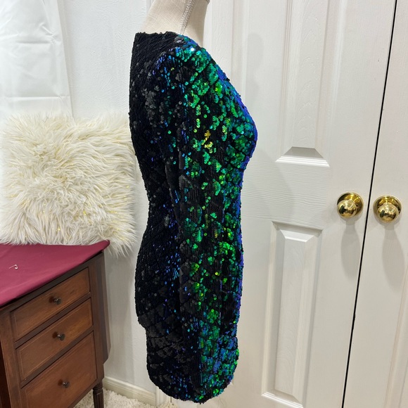 long sleeved body con sequined dress. Size S - Picture 3 of 5